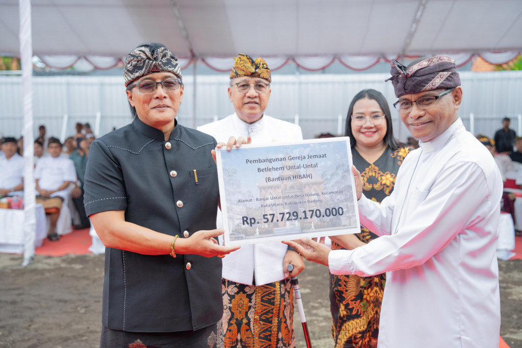 Bupati Giri Prasta hadir sekaligus Meletakan Batu Pertama Pembangunan GKPB Dalung